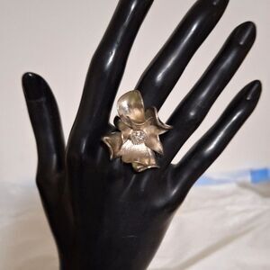 A Women's Premier Designs Silver Tone Floral Ring Elegant High Relief Rhinestone